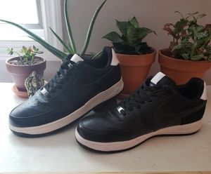Men black Nike sneakers